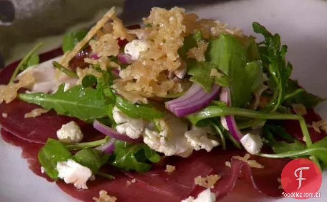 Braesola e salada de cogumelos e couve-flor levemente em conserva com Parmigiano crocante