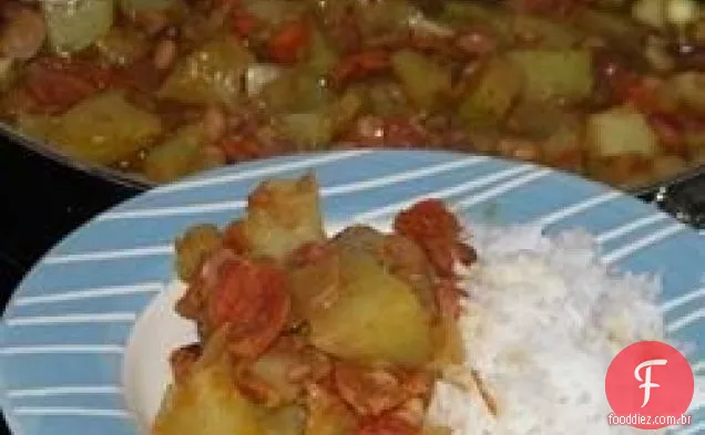 Chayote e guisado de salsicha