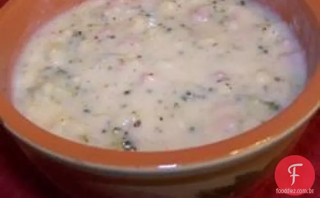 Sopa de batata, presunto, brócolis e queijo com bolinhos de Bebê