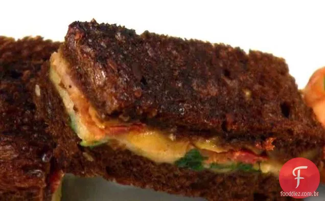 Sanduíche de maçã Honeycrisp, Cheddar, Bacon e verduras amargas