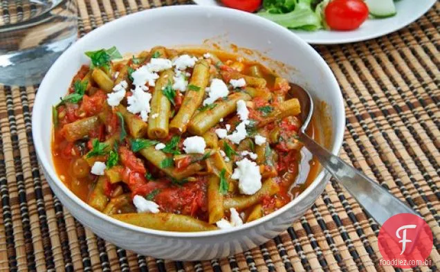 Feijão verde grego em molho de tomate com Feta (Fasolakia)