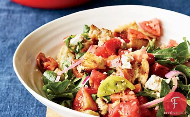 Pão grelhado e salada de tomate marinada