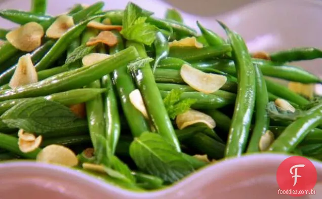 Feijão verde salteado com batatas fritas de alho