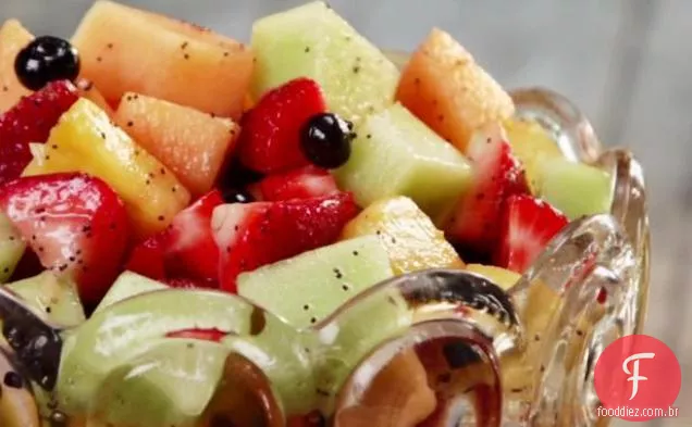 Salada de frutas frescas com molho de sementes de papoula