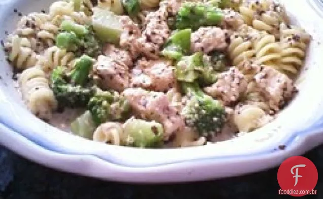 Frango com manjericão e macarrão