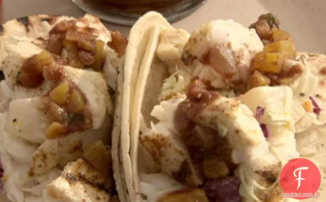 Tacos de alabote com salsa de pêssego