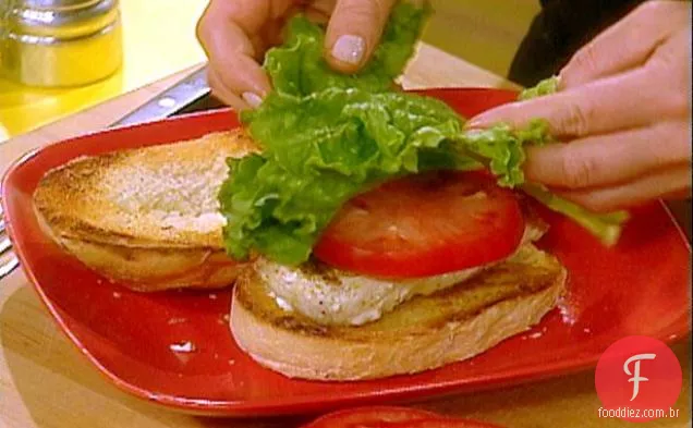 Sanduíches de peixe alabote grelhado com molho tártaro