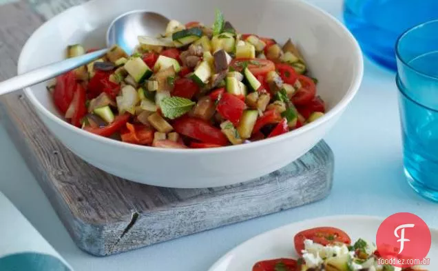 Salada de legumes grelhada com queijo Feta e hortelã