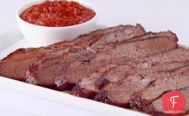 Peito de carne temperada com molho Smokey BBQ (Texas)