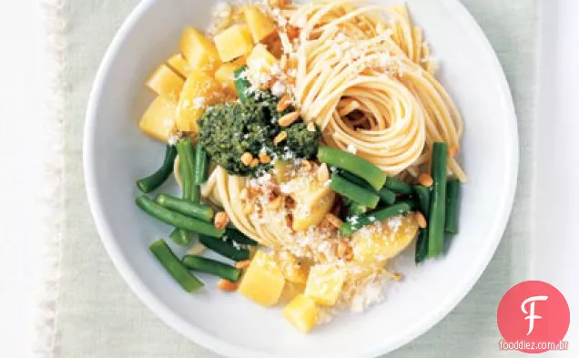 Pesto macarrão com feijão verde e batatas