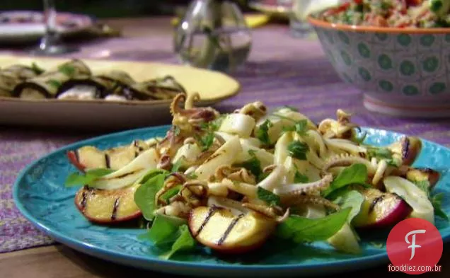 Calamari grelhado com alho e salada de nectarina