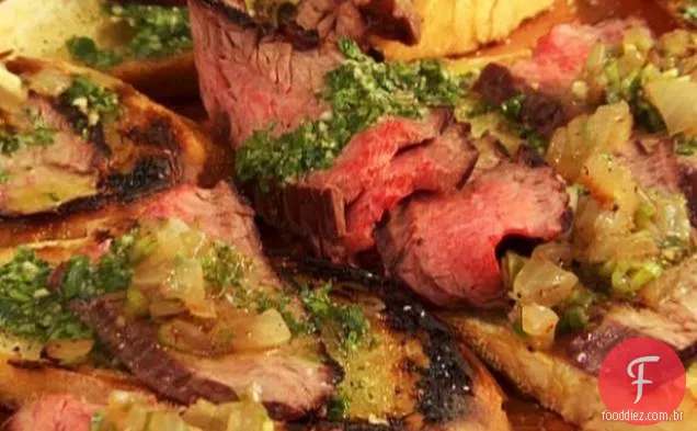 Bife de flanco Crostini com chimichurri e Vidalia Saboreie