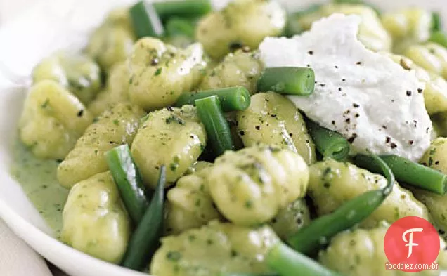 Nhoque cremoso de Pesto com feijão verde e ricota