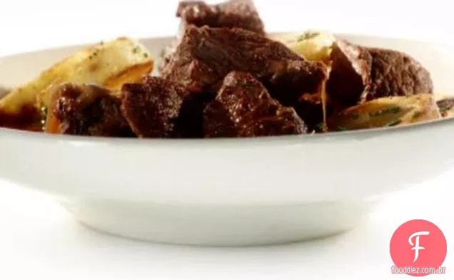 Carne cozida lentamente com batatas