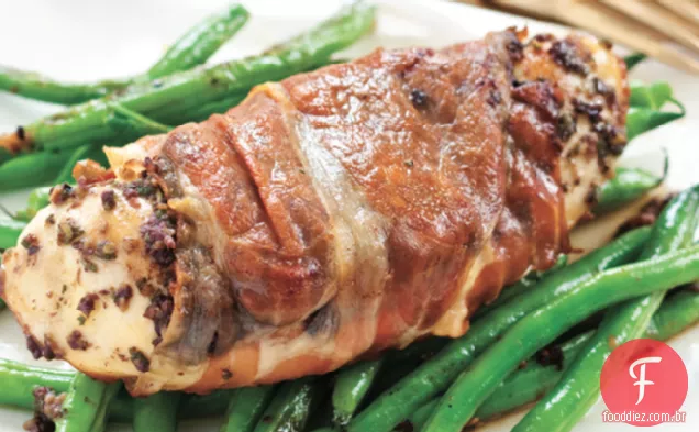 Prosciutto-frango embrulhado com feijão verde