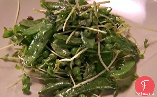 Salada de ervilha com manjericão e brotos de ervilha