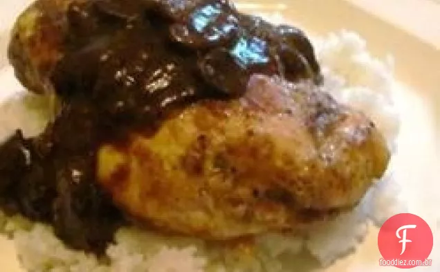 Frango Marsala Sobre Arroz Branco