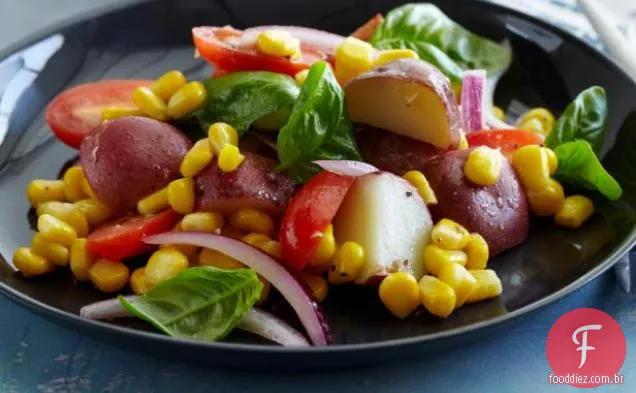 Salada de batata, tomate, milho e manjericão