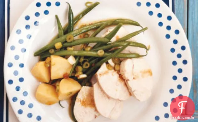Peitos de frango escalfados com feijão verde e batatas