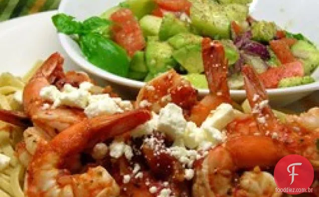 Tomate assado ao fogo e macarrão Feta com camarão