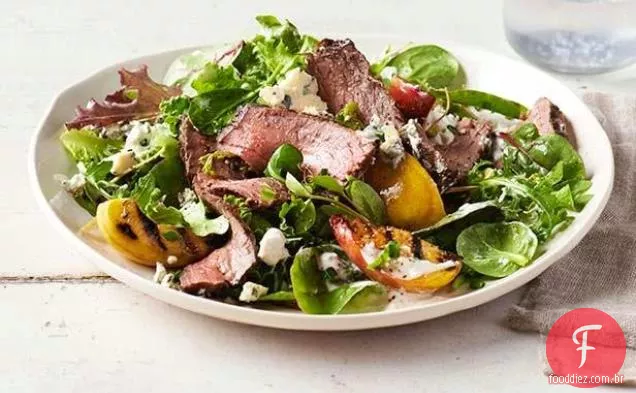 Bife grelhado e salada de pêssego