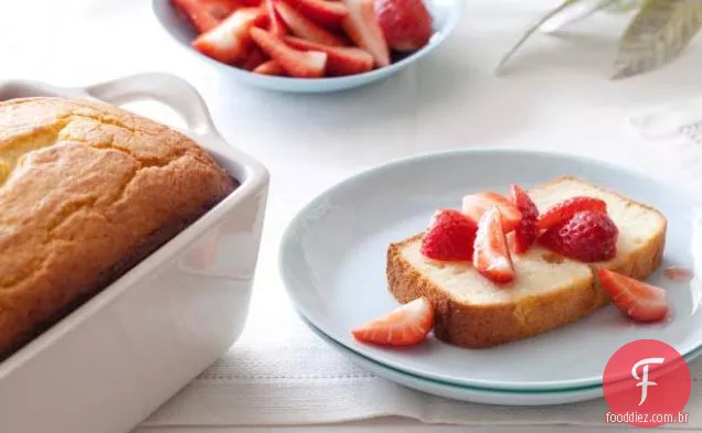 Bolo de Libra de laranja ricota com morangos