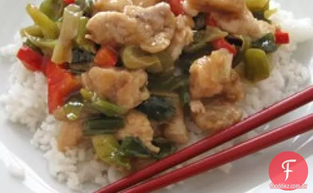 Salada De Frango Com Molho Com Sabor Tailandês