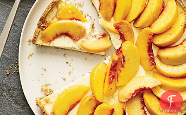 Torta cremosa de pêssego com crosta de amêndoa esfumaçada