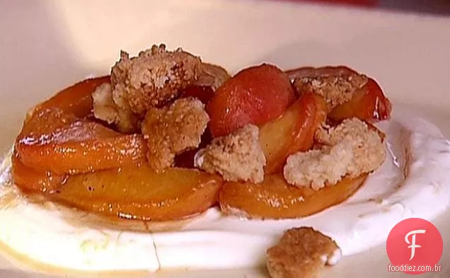 Pêssegos de fogão com cobertura Streusel e creme azedo picante