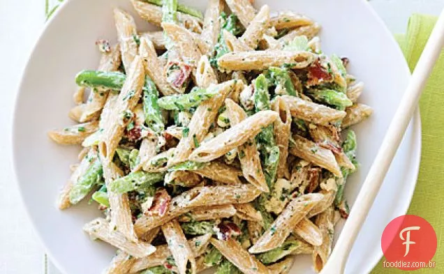 Feijão verde e salada Penne de grãos inteiros