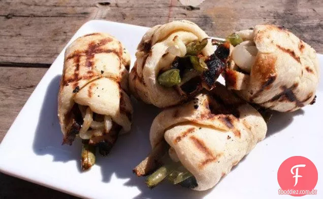 Sanduíches Grelhados Rolados Com Carne De Porco, Feijão Verde E Queijo De Cabra