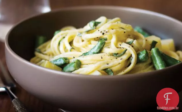 Linguine com Gorgonzola, batatas, feijão verde e sálvia