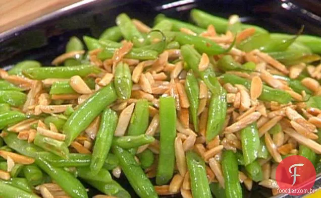 Feijão verde cortado francês com amêndoas e cebolas fritas