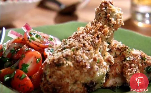 Frango frito no forno milanês com salada de tomate e cebola