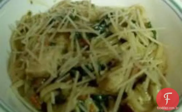 Pesto de frango com Fettuccine e espinafre
