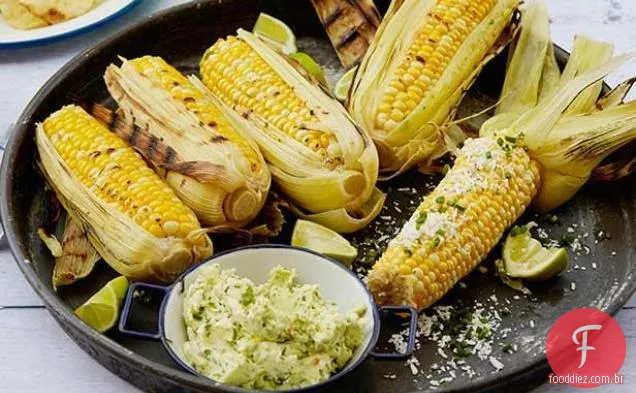Milho grelhado na espiga com manteiga de alho, limão fresco e queijo Cotija