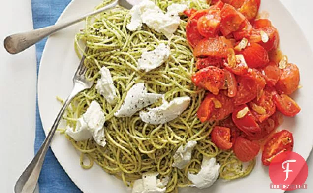 Macarrão com pesto de rúcula