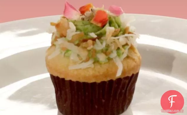 Mini Cupcakes de coco vencedores com crosta de Semente de papoula, recheio de passas de Muscat e cobertura de salsa com coco torrado, Caramelo De Semente de linho e papoula e rosas orgânicas