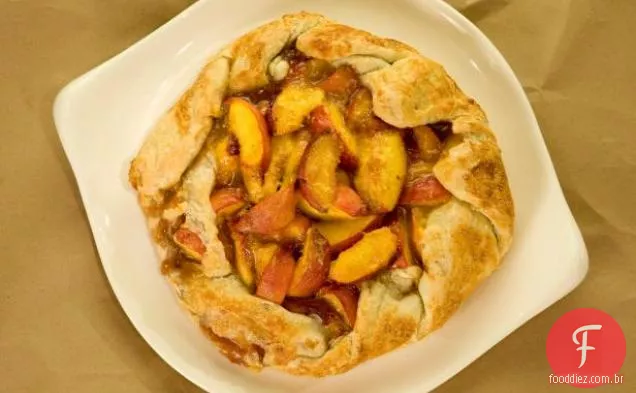 Pêssegos frescos e torta rústica creme
