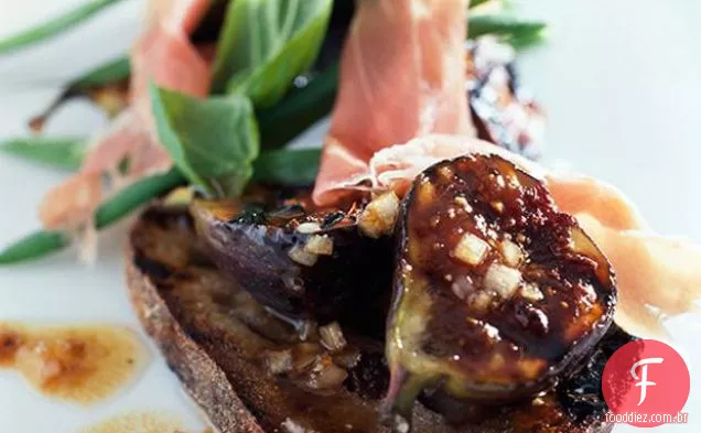 Torradas De Figo Grelhado Com Prosciutto E Feijão Verde