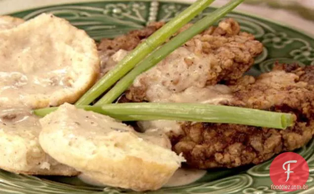 Bife frito Country com biscoitos e molho
