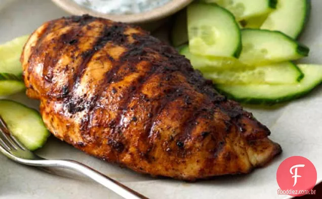 Frango com especiarias das Bahamas com iogurte-molho de coentro