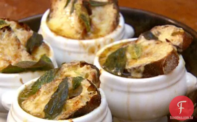 Sopa de cebola inglesa com sálvia e Cheddar