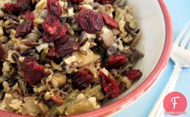 Salada De Arroz Selvagem Com Feijão Verde Assado E Cranberries Secas