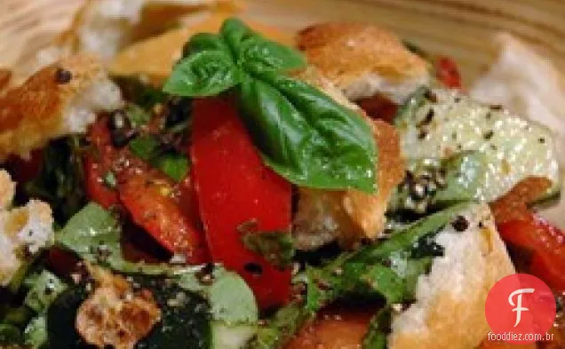 Salada De Pão Italiano No Meio Do Verão