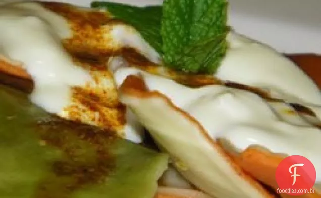 Manti ('Ravioli' turco com molho de iogurte)