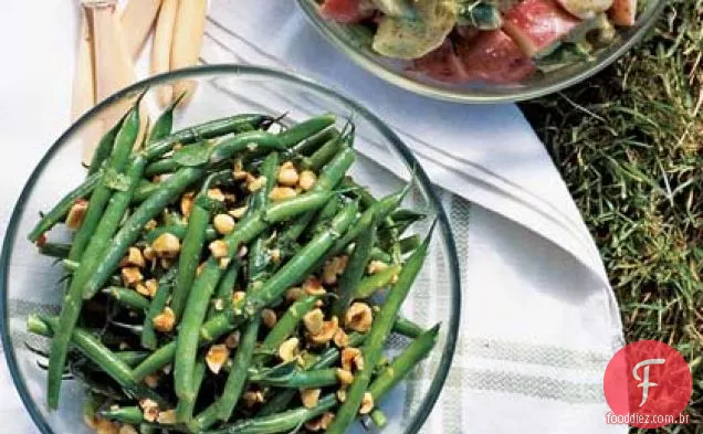 Salada de feijão verde, avelã e hortelã com molho de limão