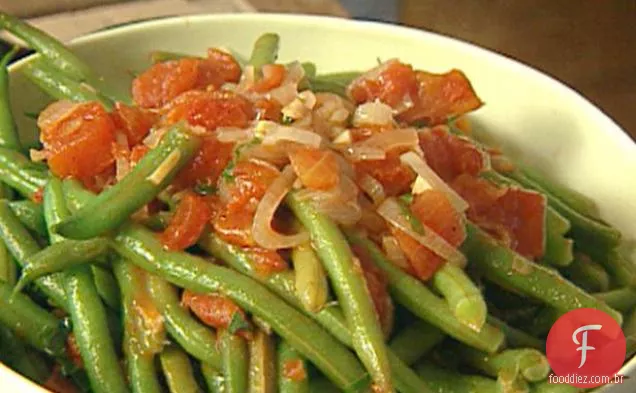 Feijão verde salteado com tomate e manjericão servido com batatas fritas com parmesão