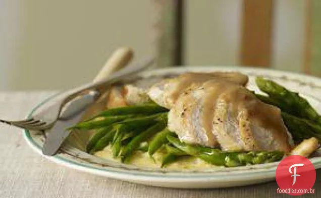 Frango laranja-balsâmico com aspargos, feijão verde e Polenta