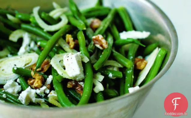 Salada de feijão verde com nozes, erva-doce e queijo de cabra